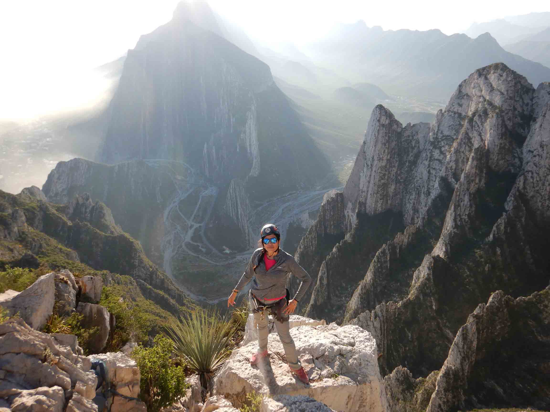Persona saltando en un cañón acuático