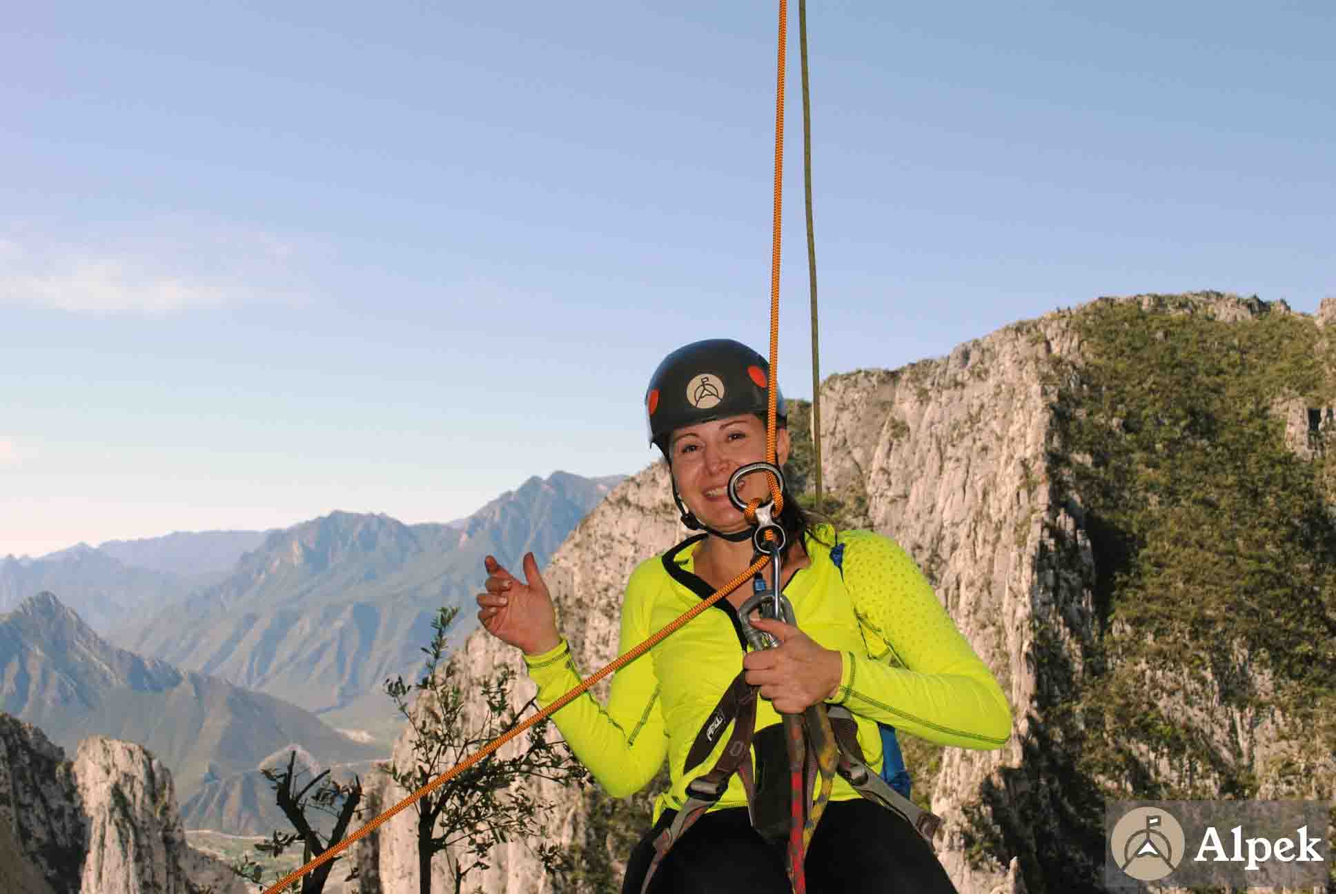 Persona haciendo rapel entre montañas
