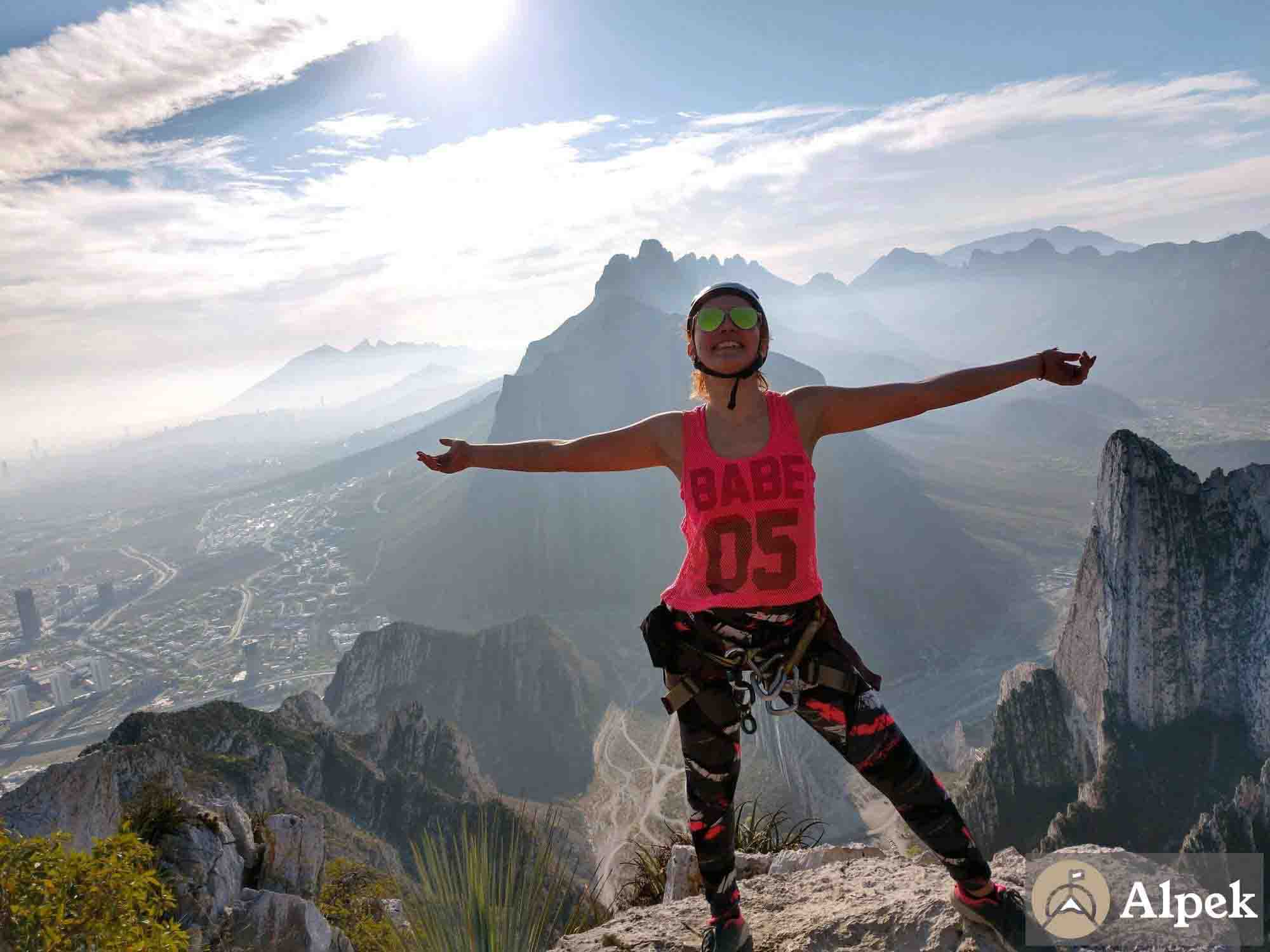 Persona en vía ferrata con vista de montaña